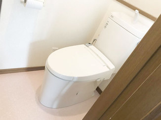 トイレリフォーム 便器も床も水拭きしやすい、清掃性が高いトイレ