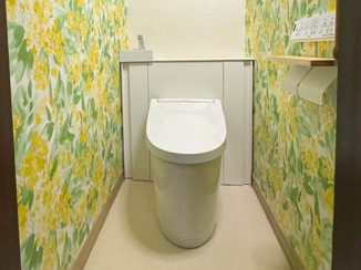 トイレリフォーム 雰囲気を一新した、黄色の花柄が映えるレストルーム